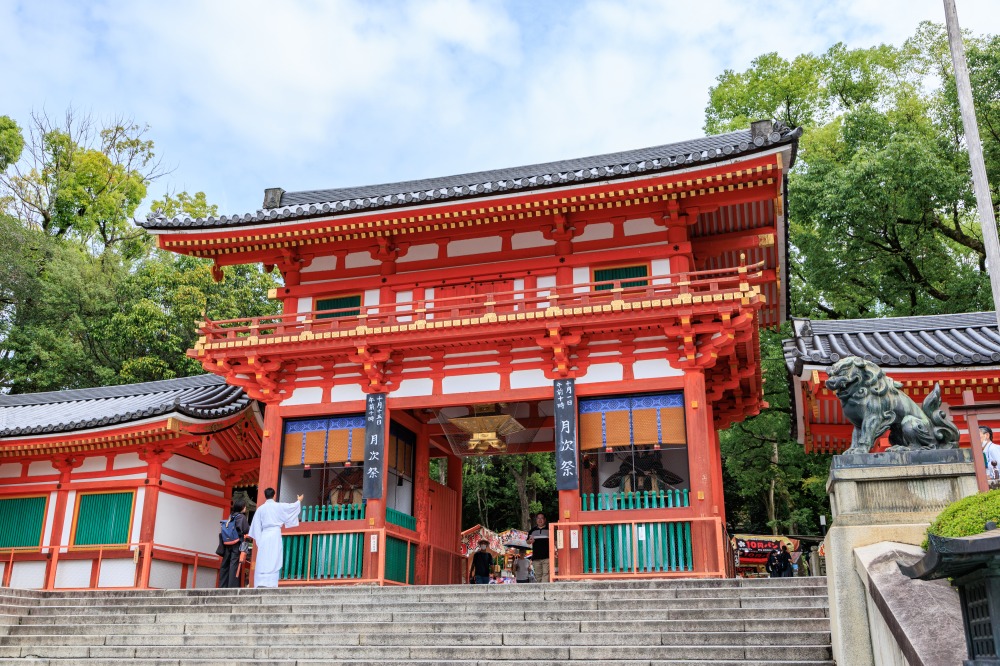 西楼門。平安時代の貴族の護衛役である「随身(ずいしん)」の木像2体が安置