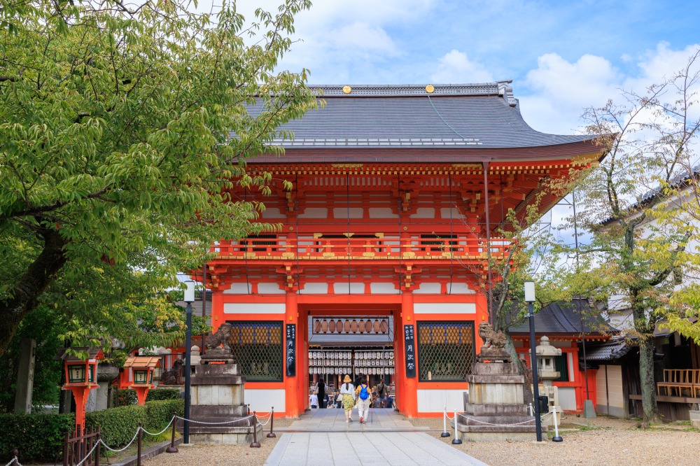 南楼門の左手には、空也上人ゆかりの井戸も残る