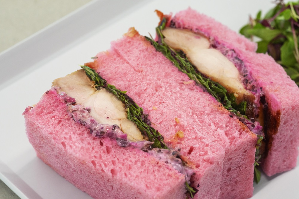 「サンドイッチ ピンク(照り焼きチキン)」1280円