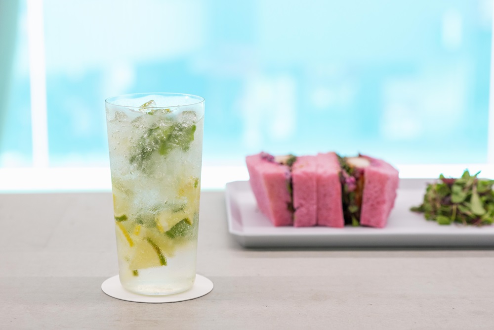 「OTMバジルショットレモネード」750円(左)