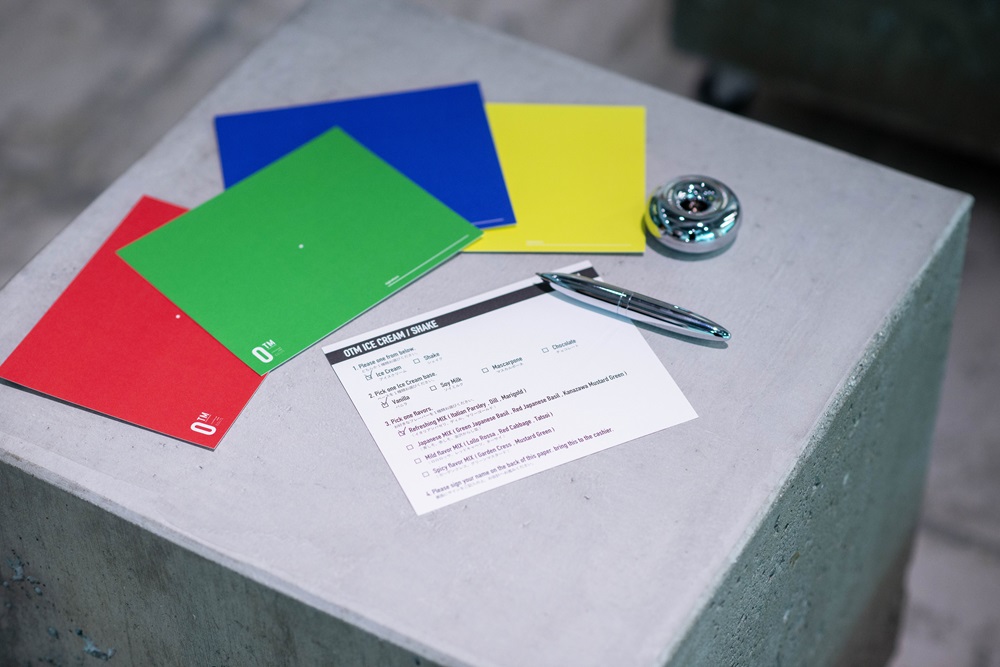 注文カードは4色の中から好みのカラーが選べる