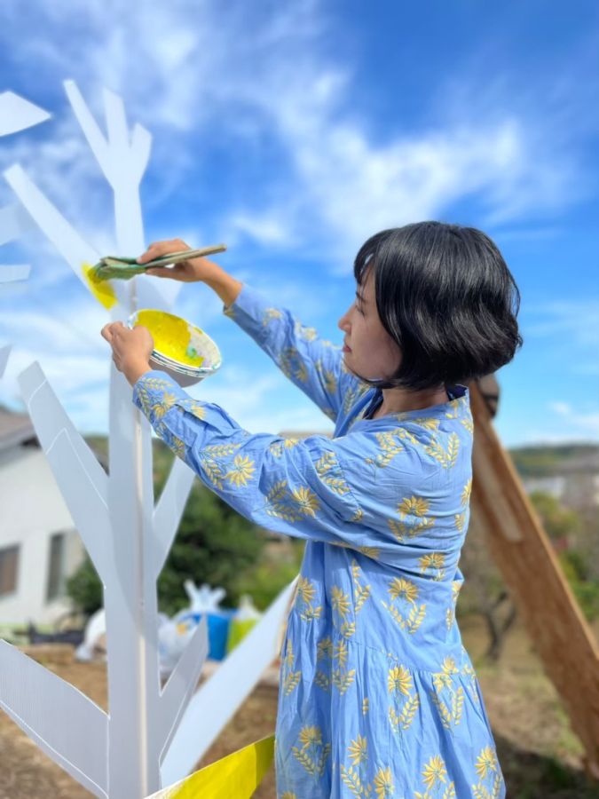 寺家の畑の中でライブペインティングする、いきものアーティスト坂本紀恵さん