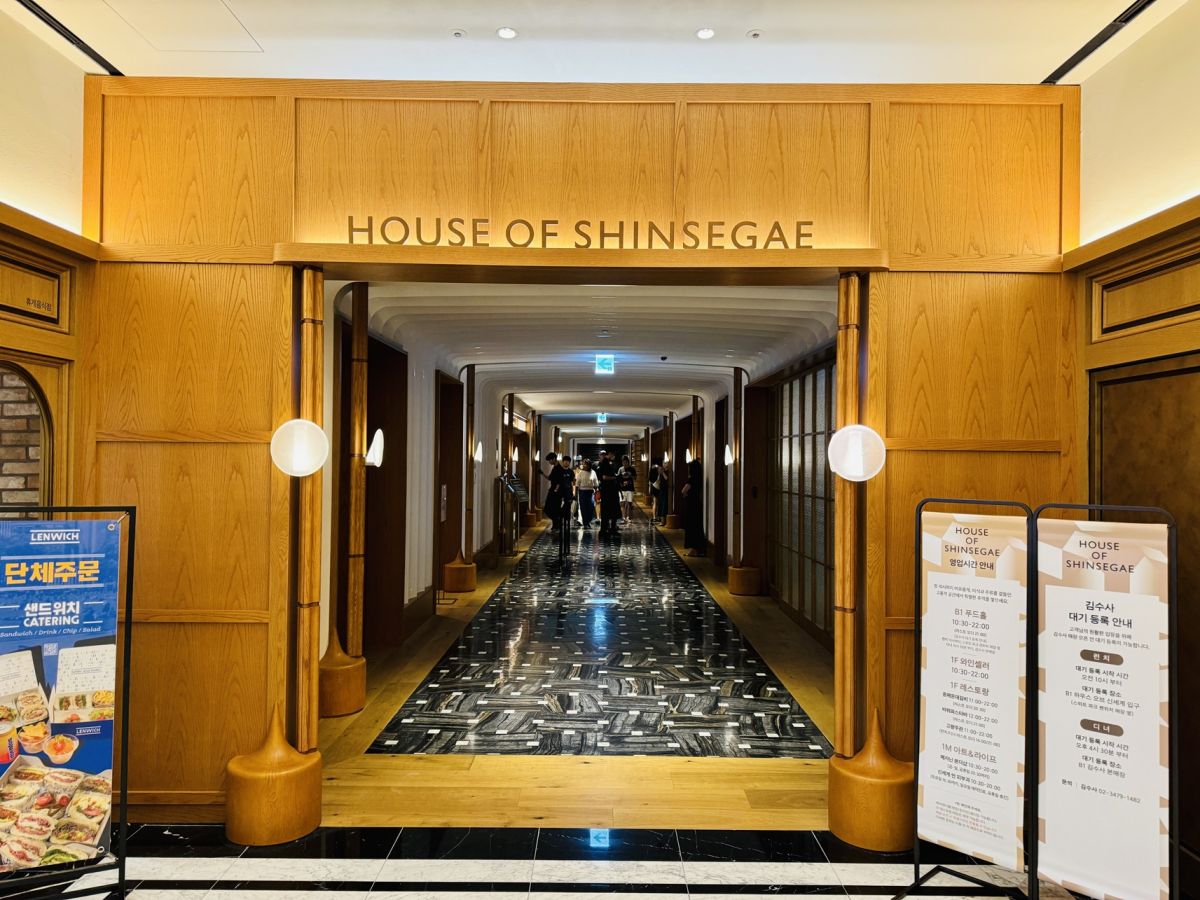 ようこそ！という感じでドアが開きます。