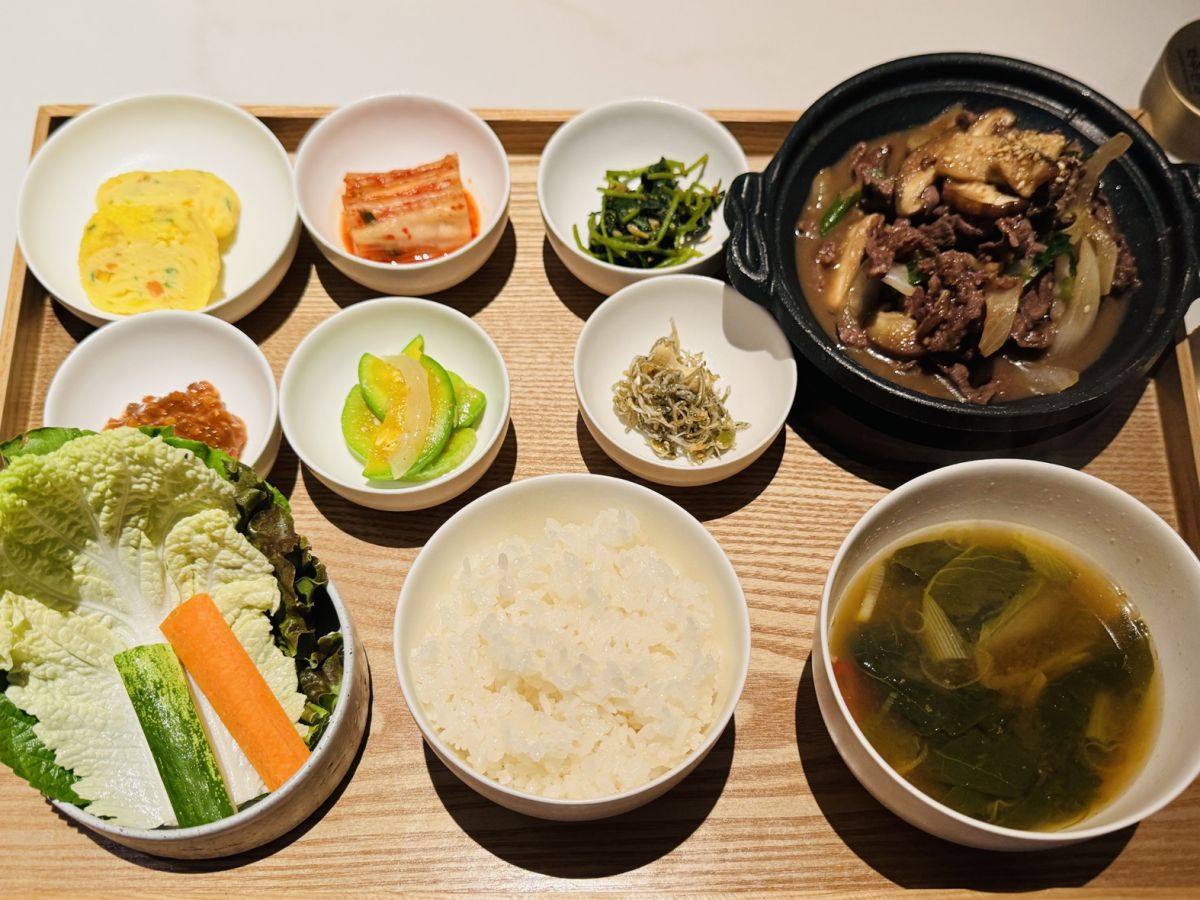 一人分はトレイでサービングされます。