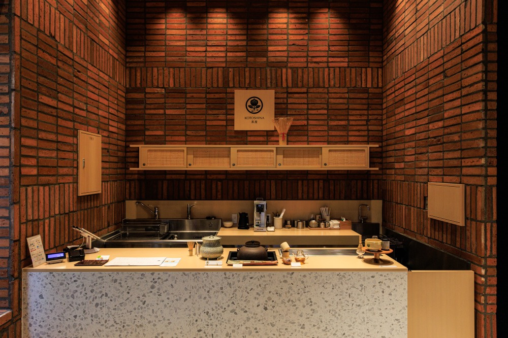 茶碗、グラスなども作家ものを取り入れ、本質を追求