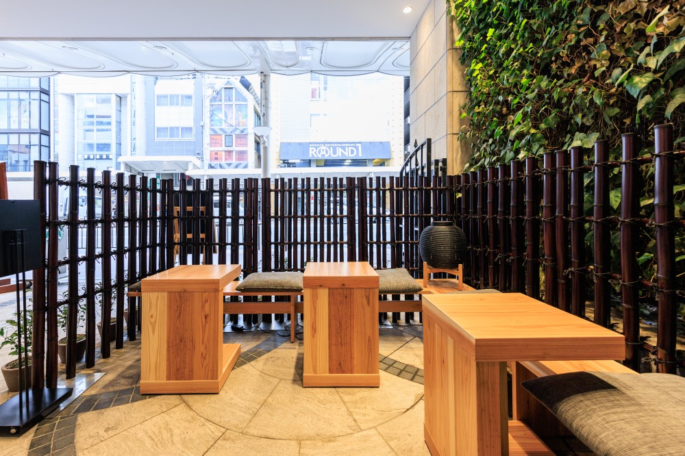 中のテーブル席だけでなく、外にもテラス席があり、表から入ることも可能