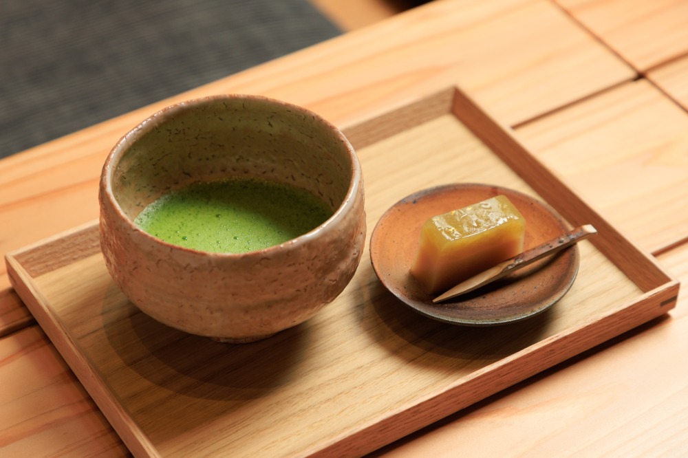 有機特上抹茶（お菓子付）2420円。有機ほうじ茶880円などもあり