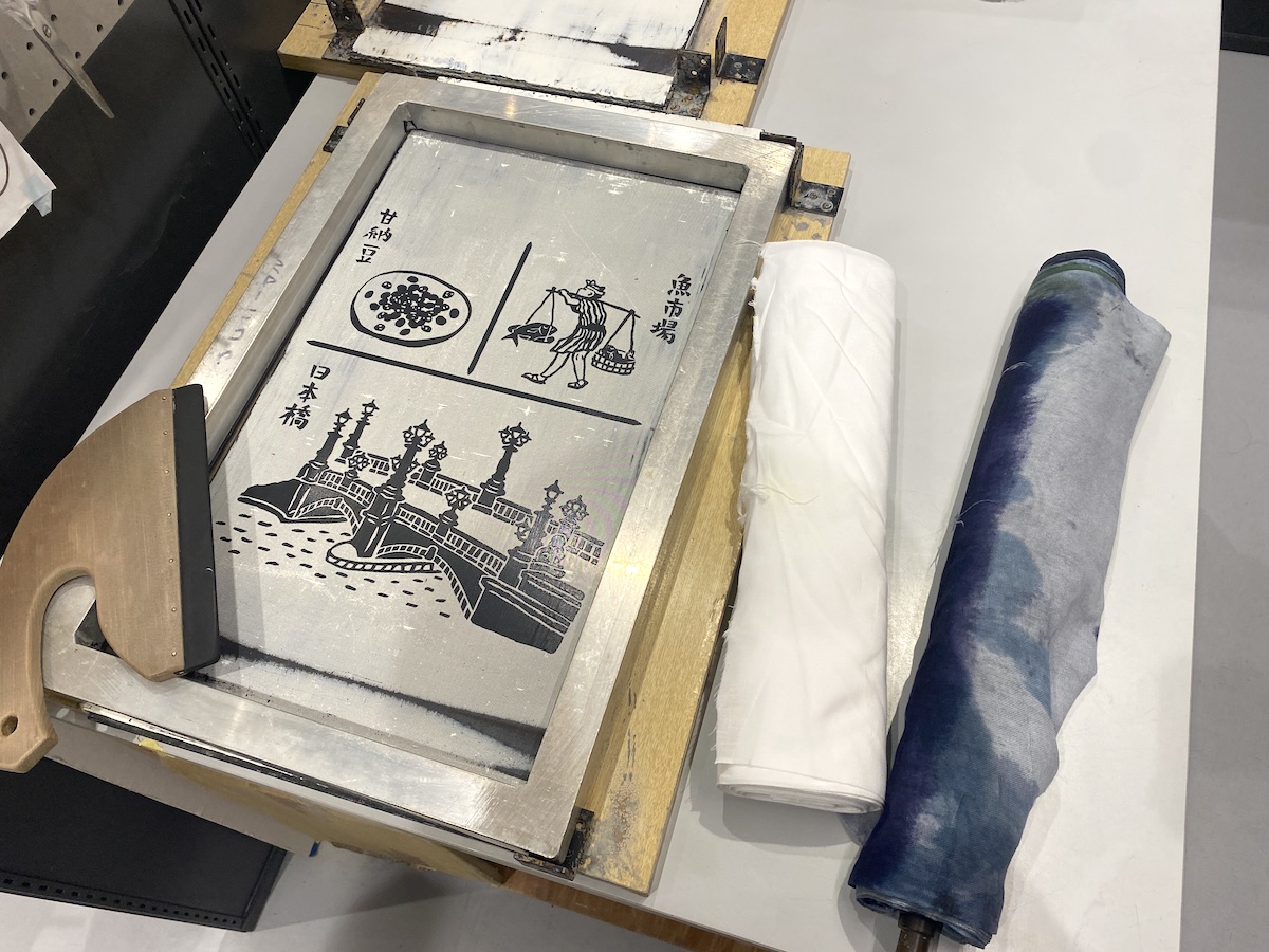 写真左から「木へら」、「型紙」、「生地」、「原反」