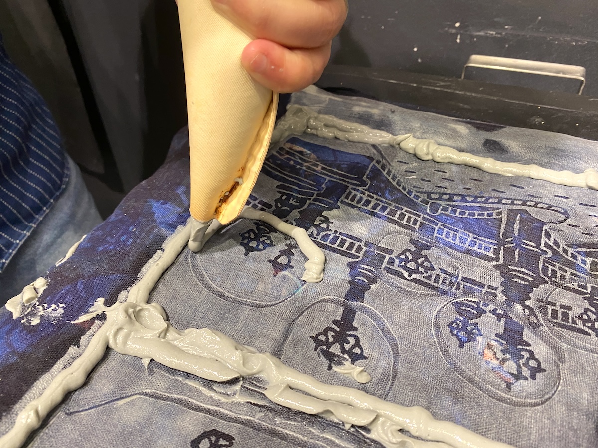 >クリームを絞るように糊で土手作り