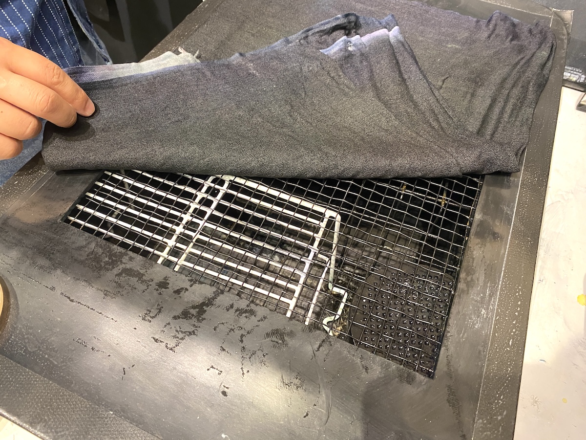 染め台の下に設置された減圧タンクで吸引しながら作業