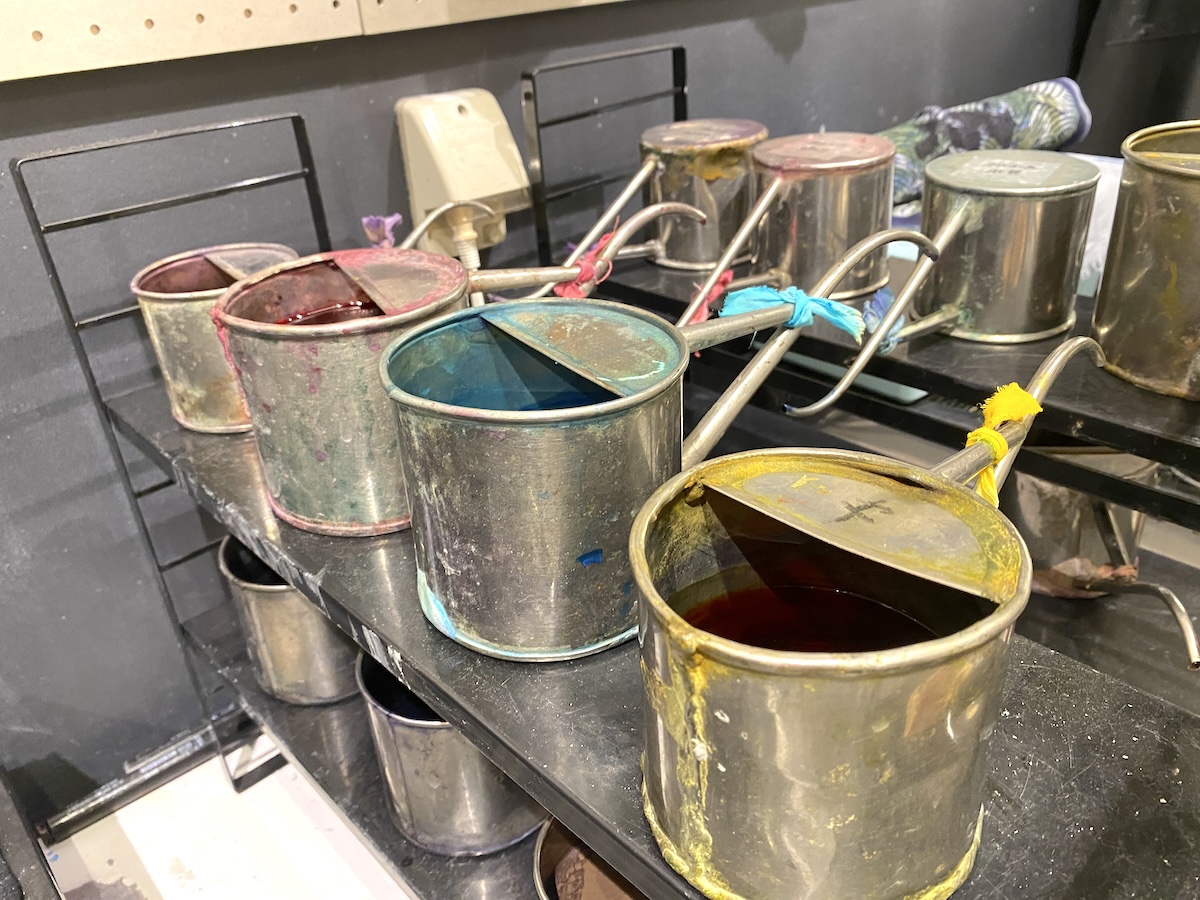 さまざまな色の染料が入ったドヒン