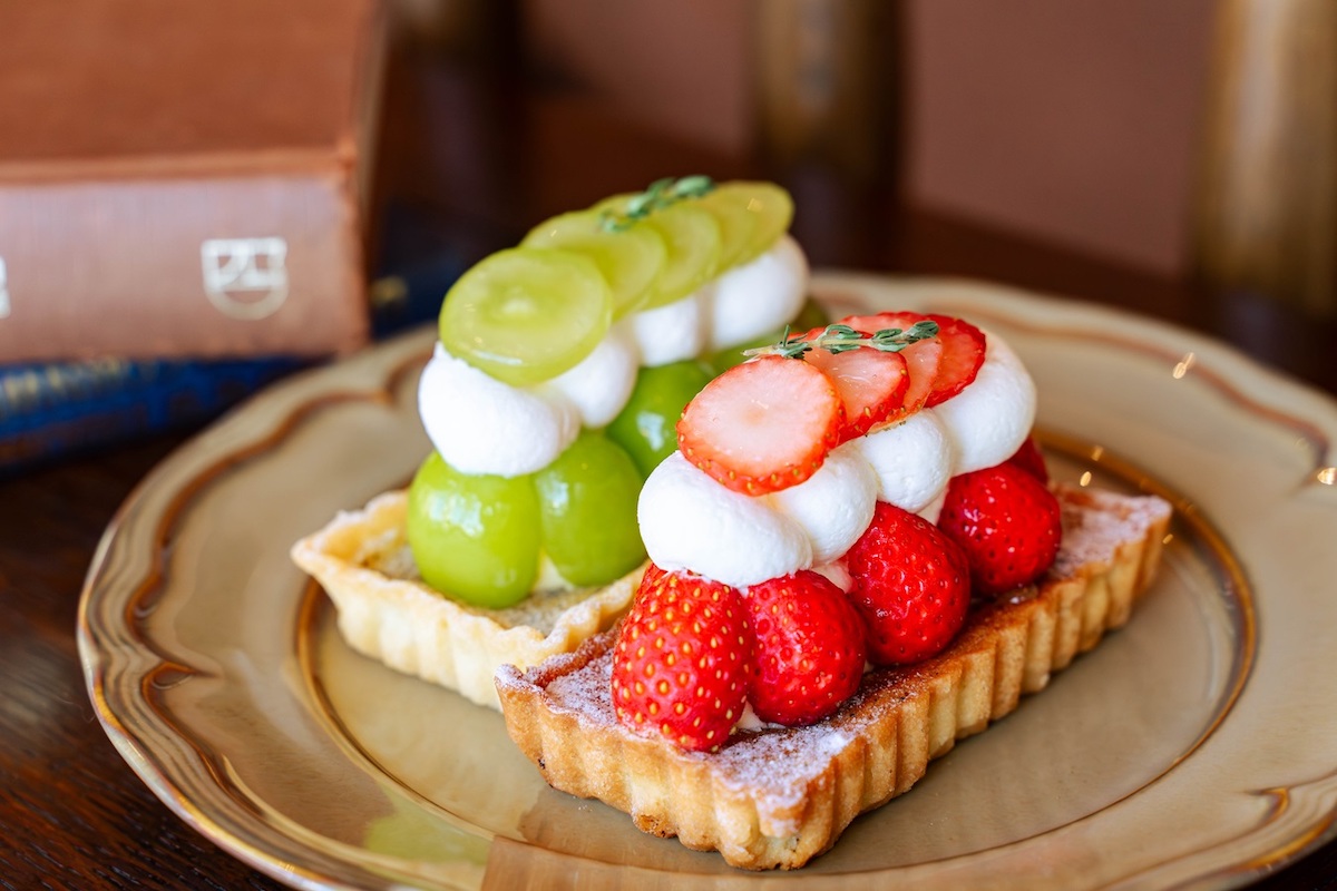 (手前)「ストロベリー」1380円、(奥)「シャインマスカット」1280円