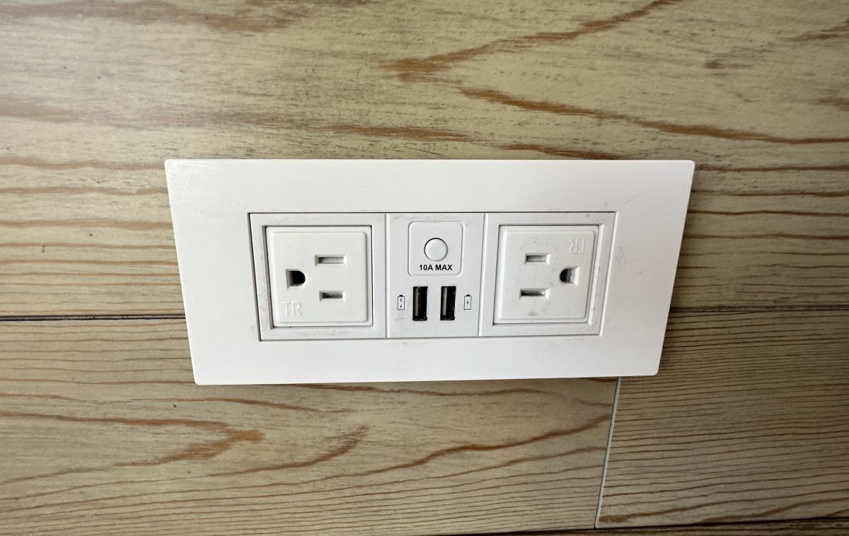 ベッドの両側には、電源、USBポートが完備