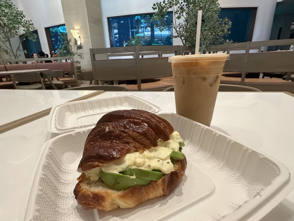 エッグとアボガドのクロワッサン＄8