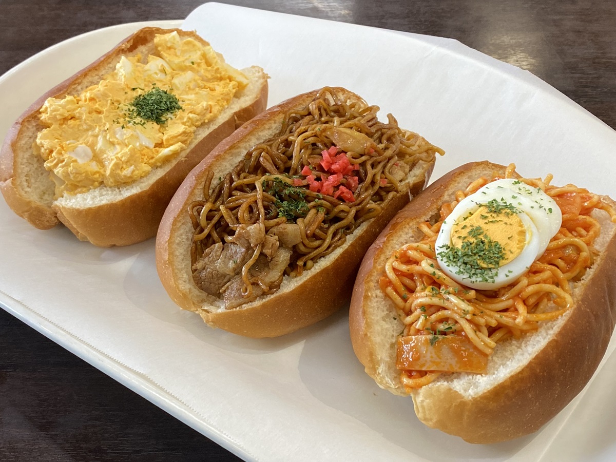 たまごパン330円、やきそばパン300円、ナポリタンパン350円