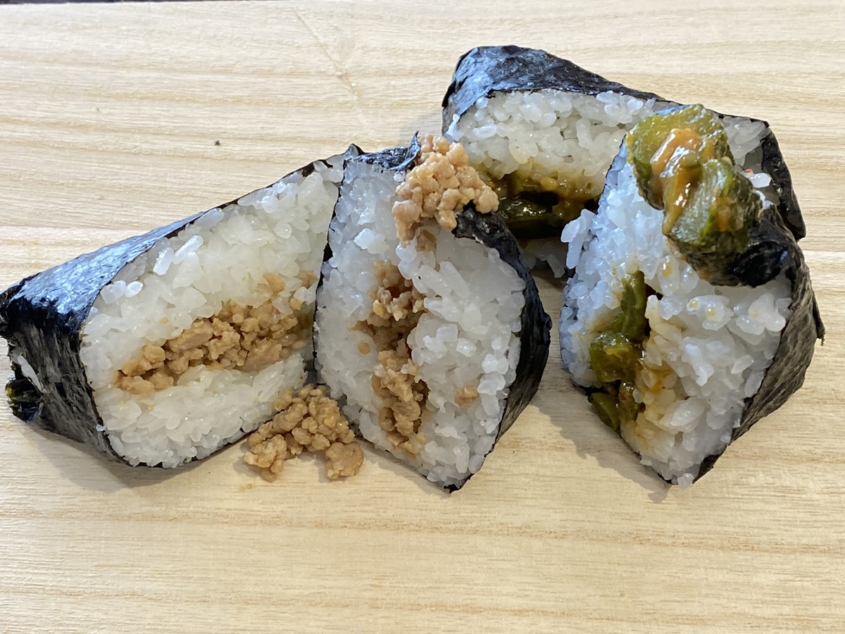 さくらポークを使った豚そぼろ270円、地元味噌で漬けたちびきゅう270円