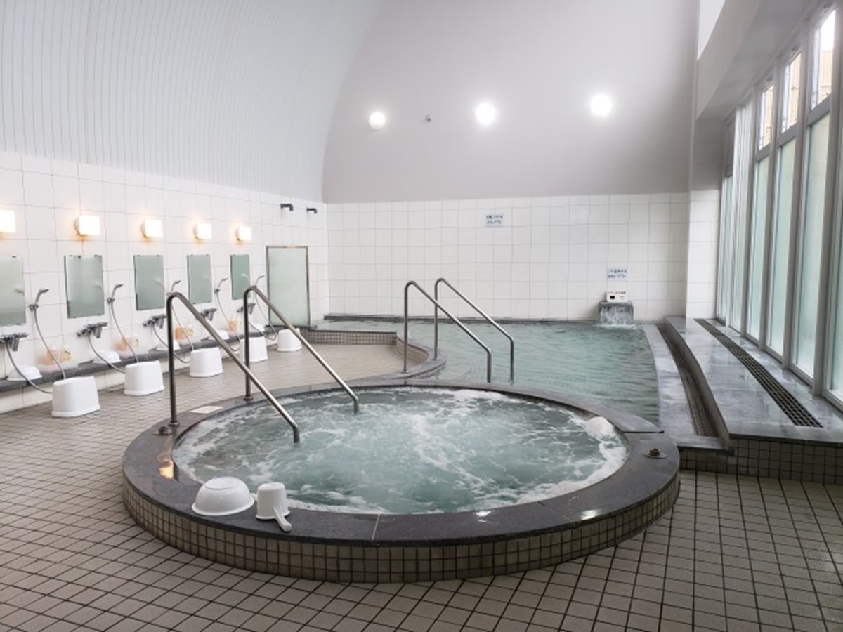 「内川の湯」の大浴場。もう一つの「荒川の湯」とは日替わりで男女入れ替え