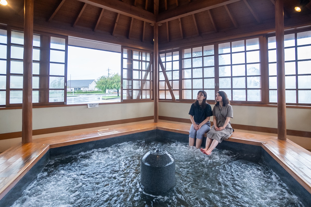 新館の前には無料で利用できる足湯もある