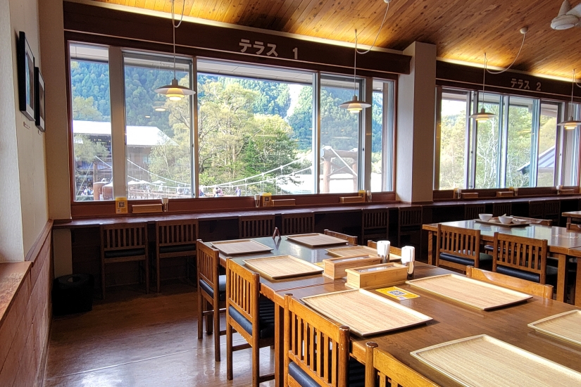 木の温もりに包まれる店内