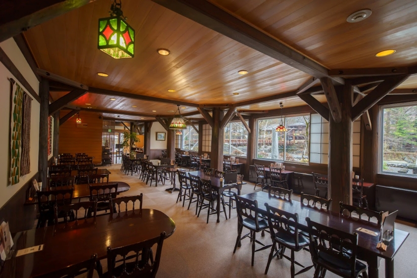 モダンさとナチュラルが融合した落ち着きある内装