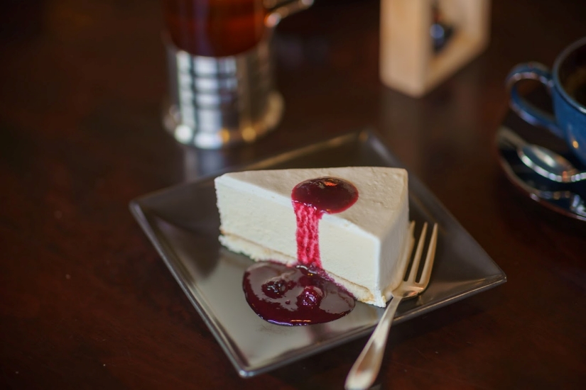濃厚で滑らかな口当たりが特徴の「レア･チーズケーキ」990円は、ブルーベリー、ストロベリー、フランボワーズの程よい酸味のあるベリーソースを添えて