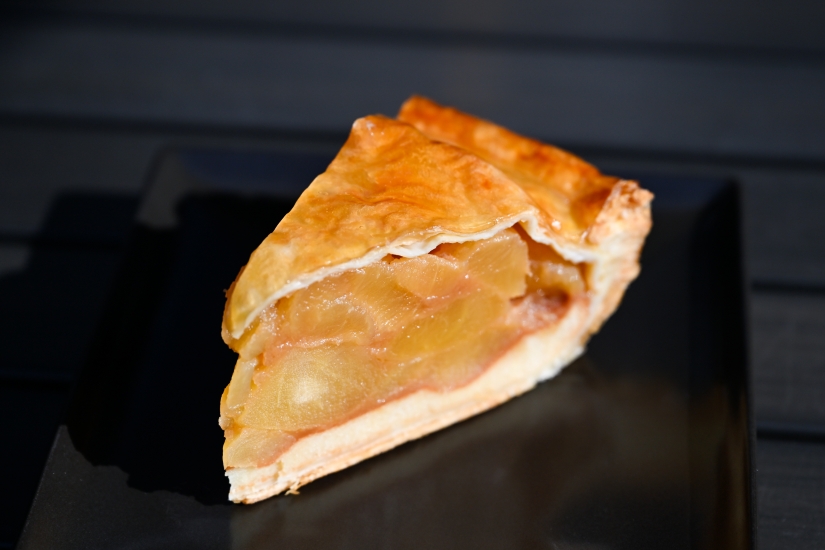 信州産ふじりんごをふんだんに使った「信州産ふじりんごのアップルパイ」1045円