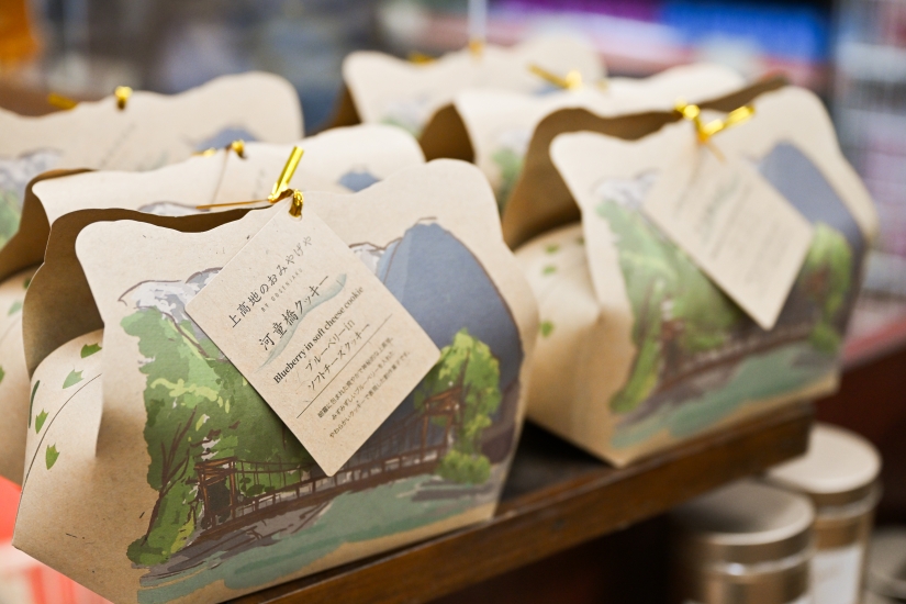 しっとりとした食感のソフトチーズクッキーの中にブルーベリーを詰めた「河童橋クッキー」1400円