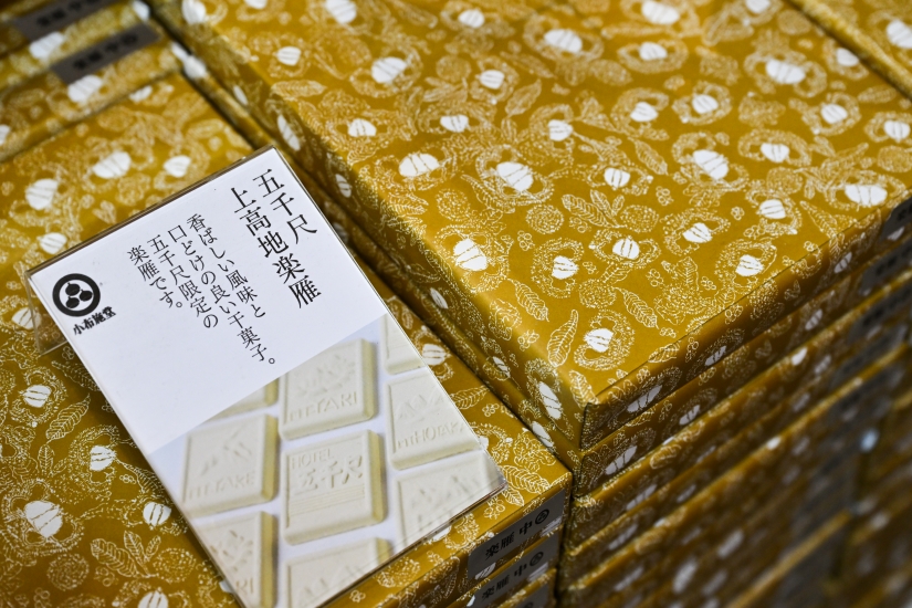 長野県の老舗栗菓子屋「小布施堂」とのコラボ商品。赤えんどう粉に栗蜜を合わせた「上高地楽雁」1箱1080円