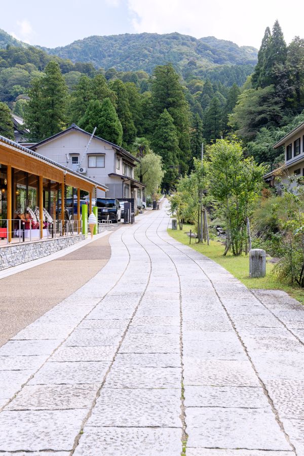 参道は、土産物屋が軒を連ねるにぎやかな大通りとは対照的に、永平寺川のせせらぎが響く静かな通りです