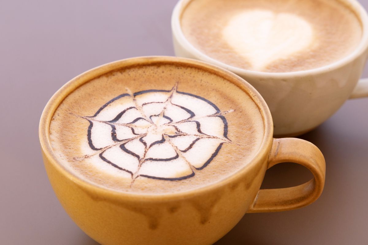 コーヒー各種550円～。写真はラテアートが可愛いカフェラテとフレーバーコーヒー各600円。ソフトドリンクや紅茶、アルコールもあり