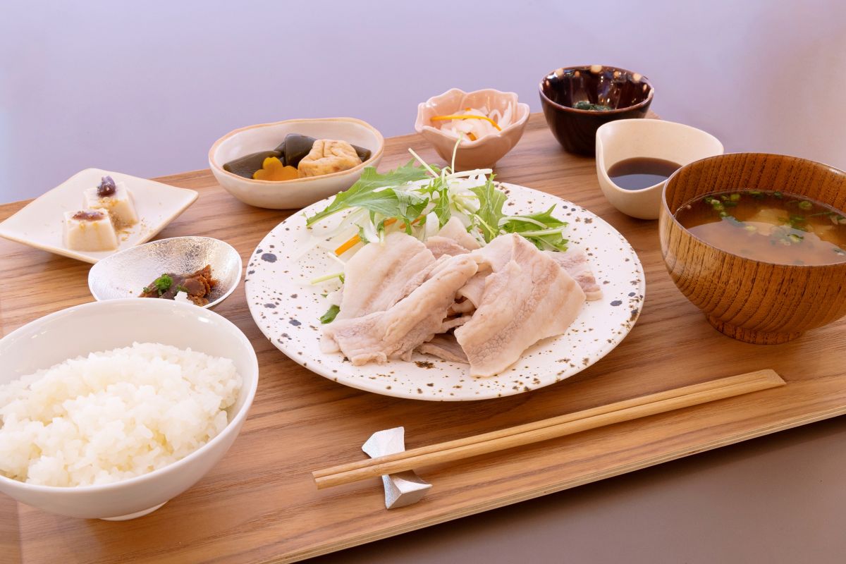 写真は「本日の御膳」（肉料理）1600円。米は福井市東郷地区で栽培されたコシヒカリ「毘沙門米」。食器には、福井の伝統工芸品や「能作」の商品を使用