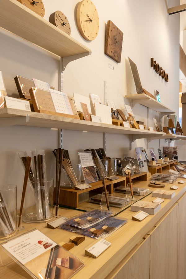 「Hacoa」のコーナーには、ギフトにも人気の木製雑貨が充実。永平寺から車で約30分の場所にある鯖江市の直営店では、購入した商品への名入れや工場見学（事前予約制）に対応しています