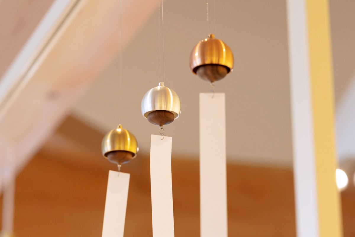 モダンなデザインの風鈴「KORO - RIN」7920円。「Hacoa」とのコラボモデルで、中のおもりが木製になっています