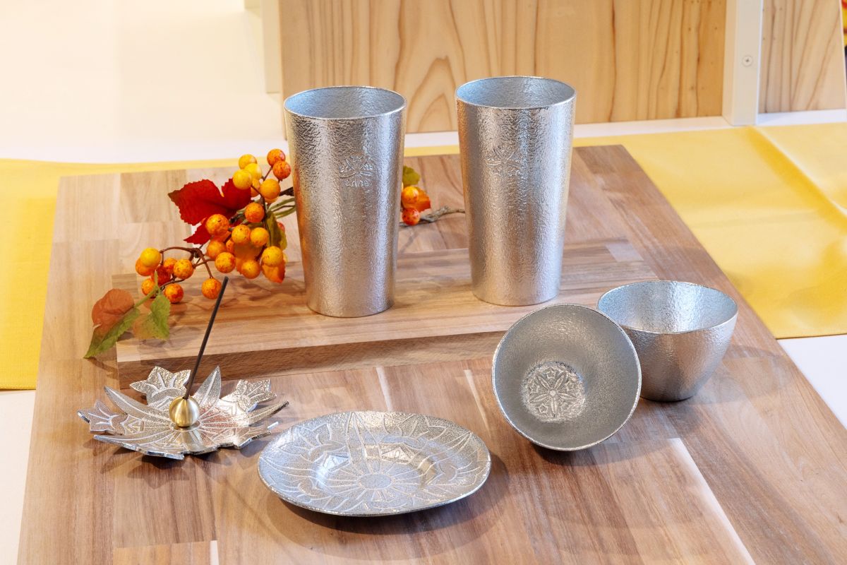 左から永平寺店限定の香の器セット3960円、茶托4180円、ぐい呑各5170円、ビアカップ各7700円