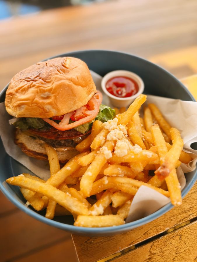 スウェル・スマッシュ・バーガー $28／アロヒラニ リゾート ワイキキ ビーチ