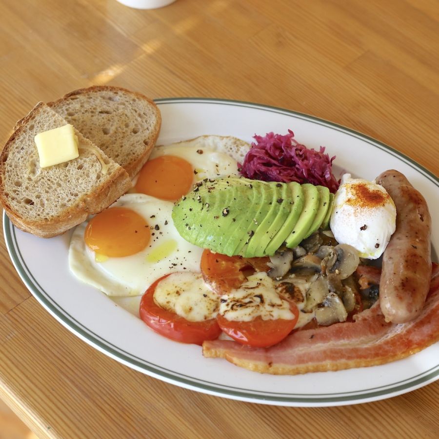 朝食のオールスターともいえるモーニングプレートを前に食欲が爆発！