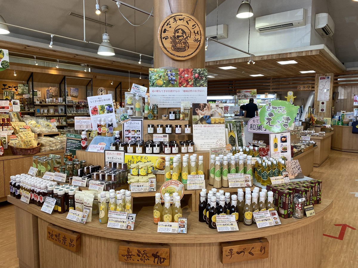 温もりを感じるウッディな館内に特産品が多数揃う