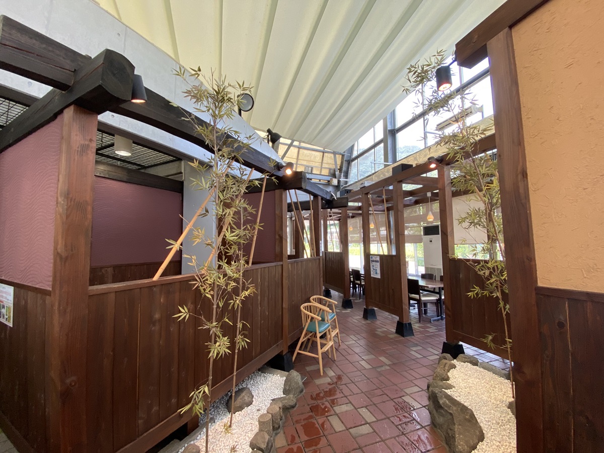 外光が注ぐ明るい店内