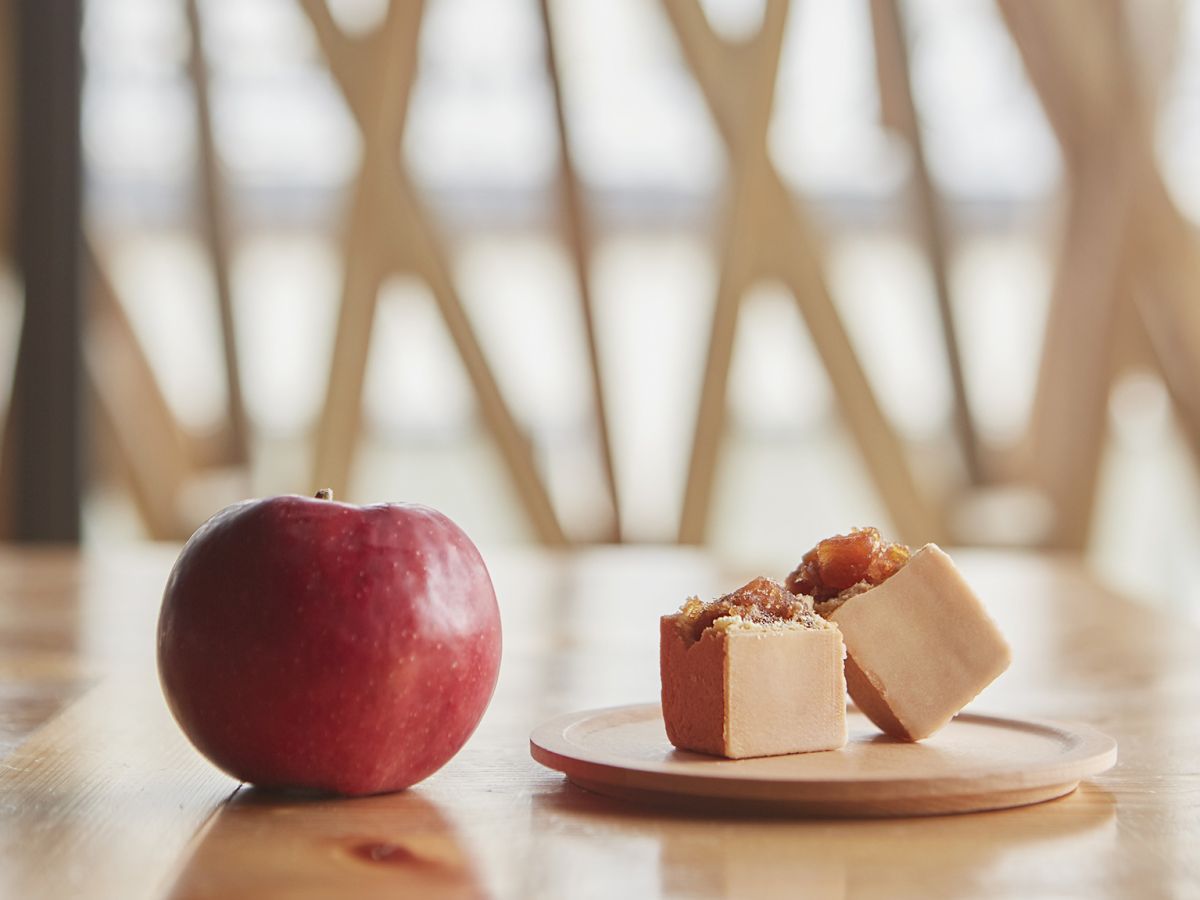 「SunnyHills りんごケーキ」5個入1950円、10個入 3700円、15個入5370円（布袋付き）