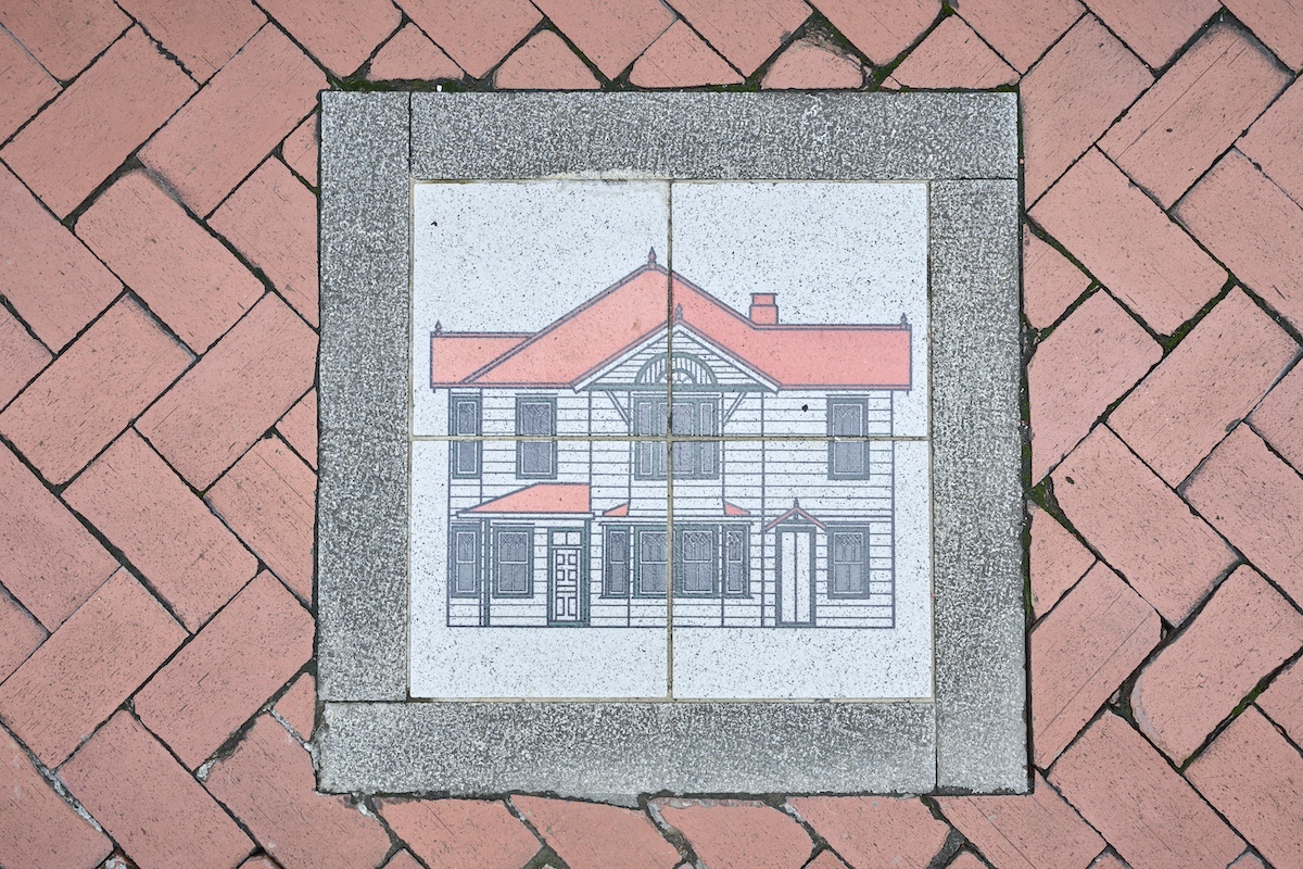 館へと続くレンガの小道。かわいいタイルが目印です。