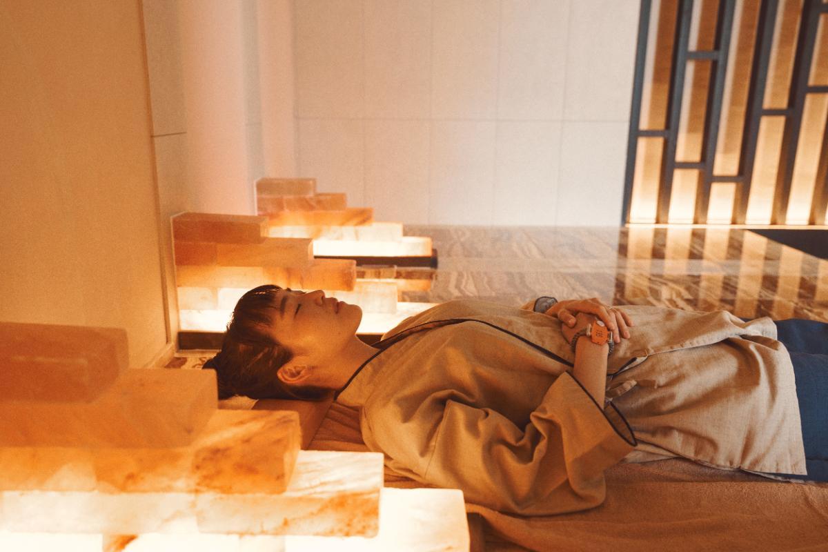 「花」は、空気清浄効果が高く、皮膚トラブルを防ぐ効果があるといわれる岩塩を用いた岩盤浴。取材時は50℃、9名まで。