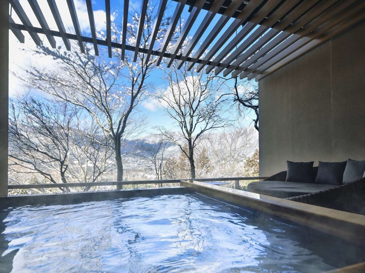 「界 仙石原」の客室露天風呂。標高約700ｍの山々が連なる雄大な自然の中で、肌の古い角質を洗い流してくれる美肌の湯を堪能できます