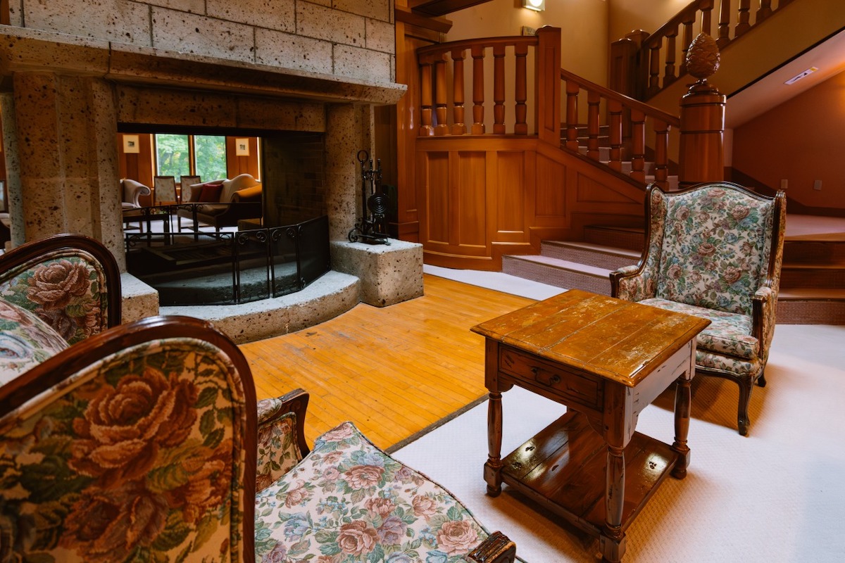 S9, S 18-40 F4.5-6.3 / 18mm, 1/60sec, F6.3 ISO5000, LUT Sample LUT2 ©6151