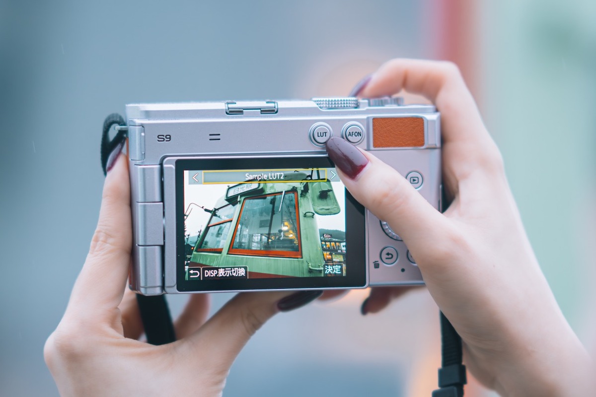 ボタンひとつで写真の仕上がりを選べる「LUT」機能でもっとクリエイティブに！
