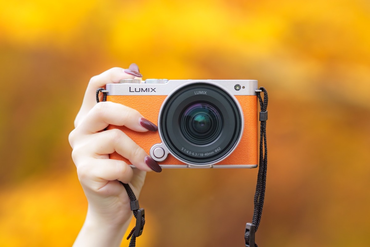レザー仕様のボディもサイズ感もかわいいLUMIX S9