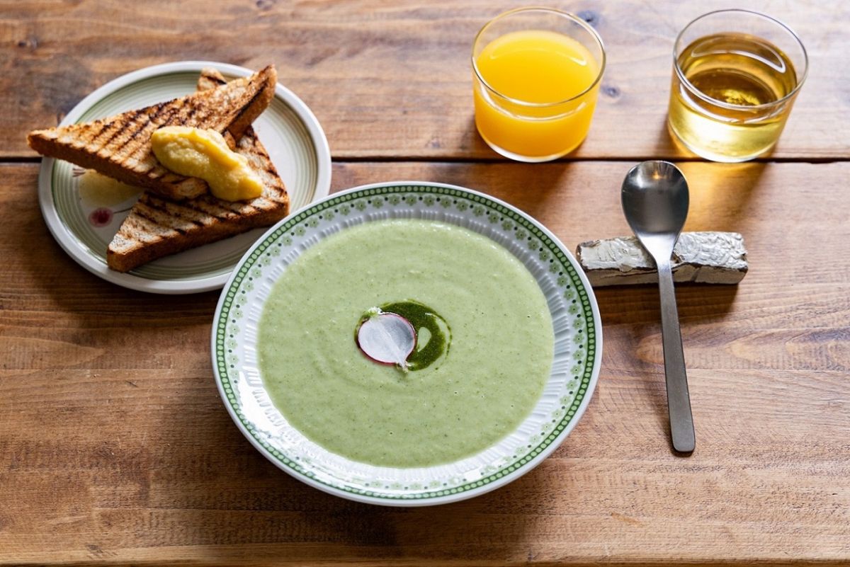 取材時のモーニングメニュー Aセット「カブのポタージュ バジルオイル 柿バターのパン」900円 