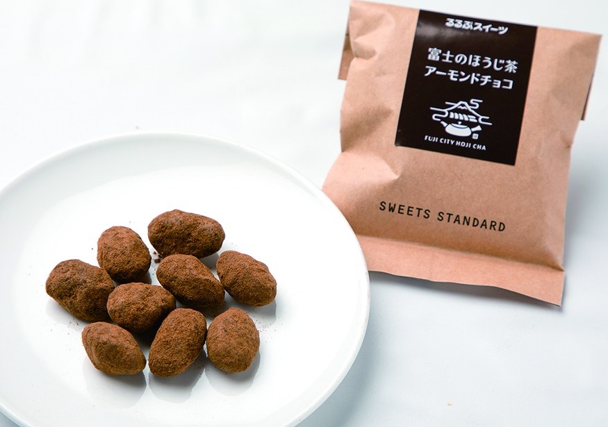 「るるぶスイーツ　富士のほうじ茶　アーモンド」プレーン・チョコ　各518円