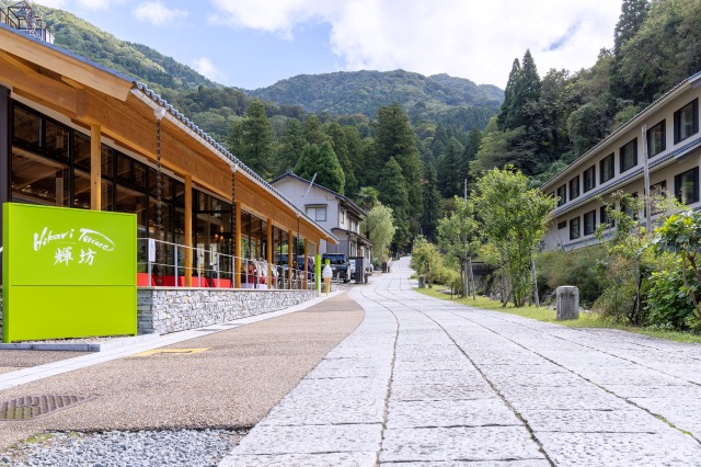 門前を散策中に休憩するのにぴったりのロケーション