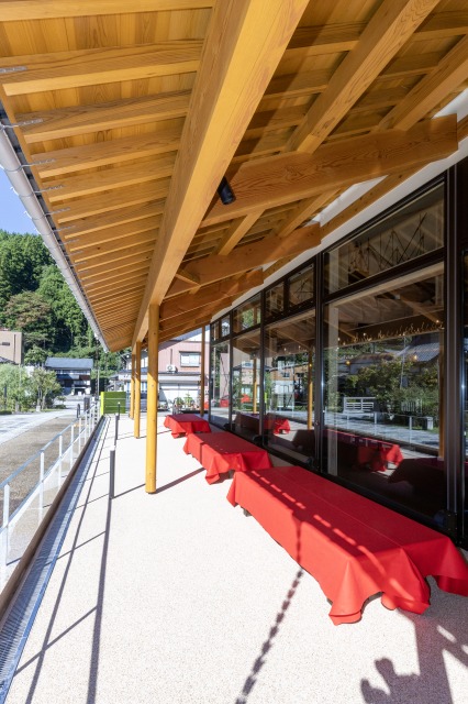 永平寺川の風景を眺めながらひと休み。テラスは門前では唯一、ペットと一緒に過ごせるスペースです