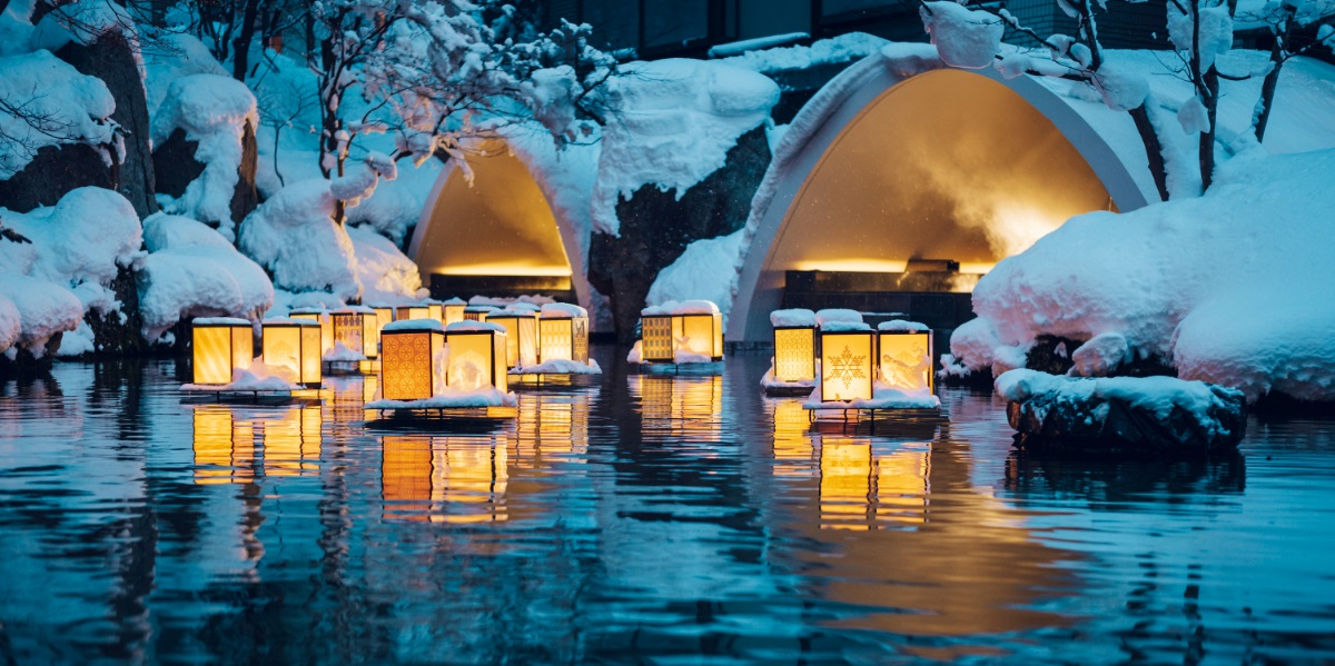 「界 津軽」の露天風呂に冬季限定で小さなかまくらが登場！ 幻想的な湯浴みが楽しめる「こぎんかまくら」開催